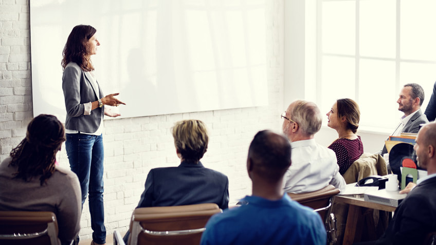 É preciso oferecer treinamento a vendedores?